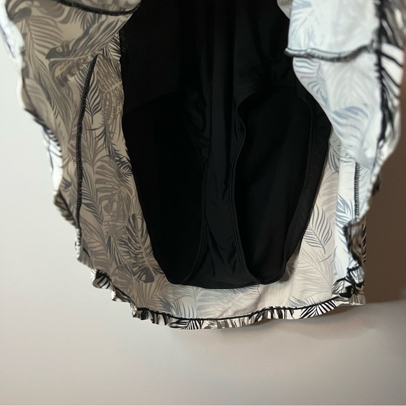 Women’s Simply Fit black and white banana leaf printed one piece swim suit 1X - Picture 4 of 9